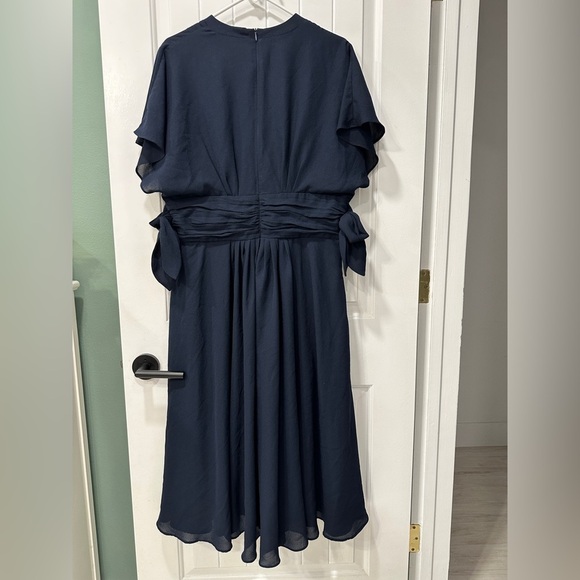 Gal Meets Glam Chiffon Midi Dress in Navy - Picture 6 of 8